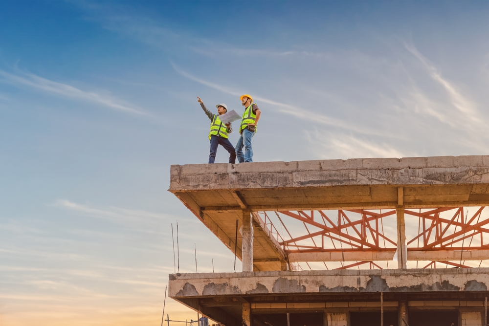 arquitecto dando indicaciones en obra comercial