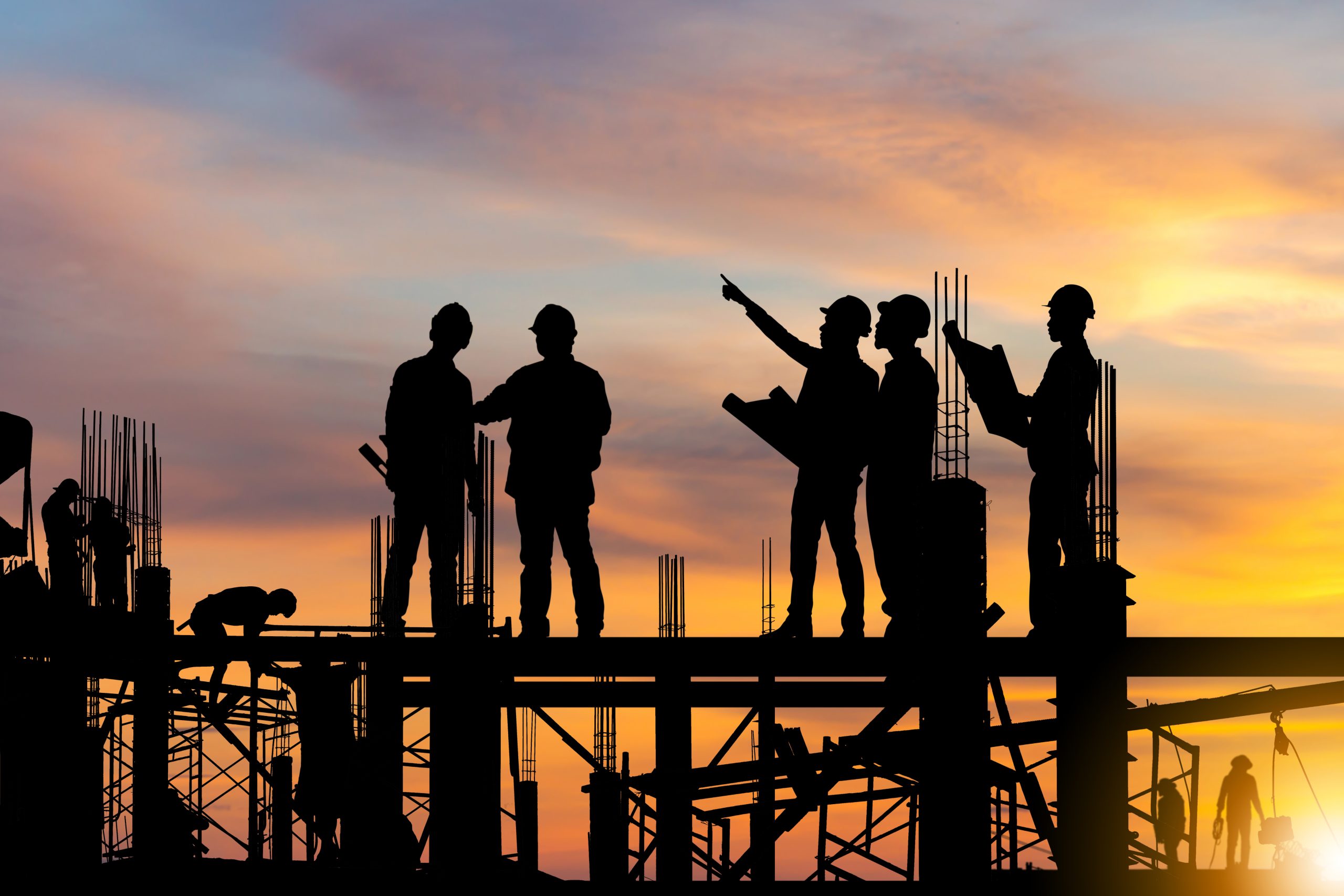 ingenieros y arquitectos en sobra revisando construccion scaled